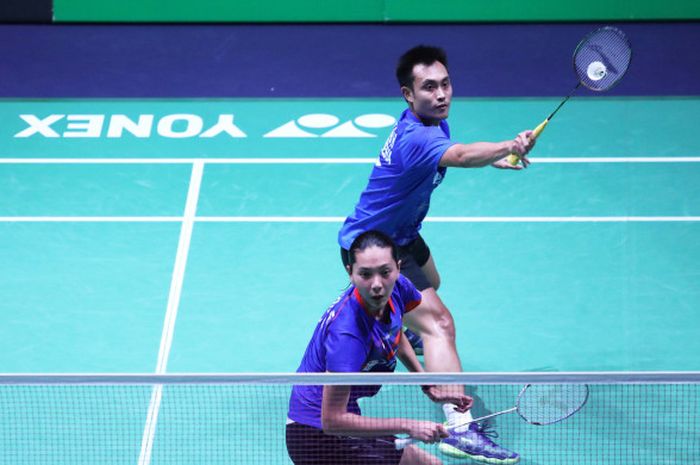 Pasangan ganda campuran Indonesia, Hafiz Faizal/Gloria Emanuelle Widjaja, saat bertanding melawan wakil Hong Kong, Tang Chun Man/Tse Ying Suet, pada babak pertama French Open 2018 di Stade Pierre de Coubertin, Paris, Prancis, Selasa (23/10/2018).