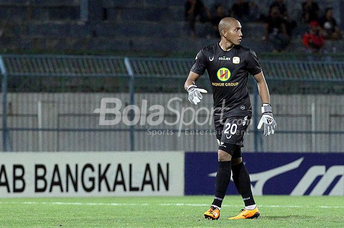 Kiper Barito Putera, Aditya Harlan, saat tampil melawan Madura United dalam laga pekan ke-33 Liga 1 di Stadion Gelora Bangkalan, Jawa Timur, Minggu (05/11/2017) malam.