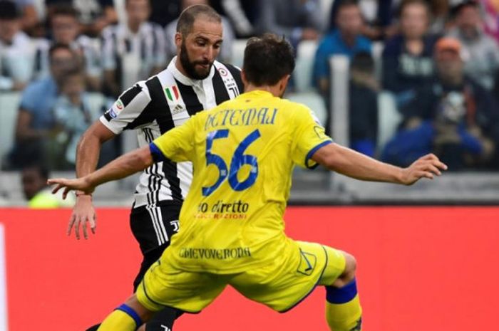 Striker Juventus, Gonzalo Higuain, mengecoh pemain Chievo, Perparim Hetemaj, dalam partai Liga Italia di Allianz Stadium, Turin, 9 September 2017.