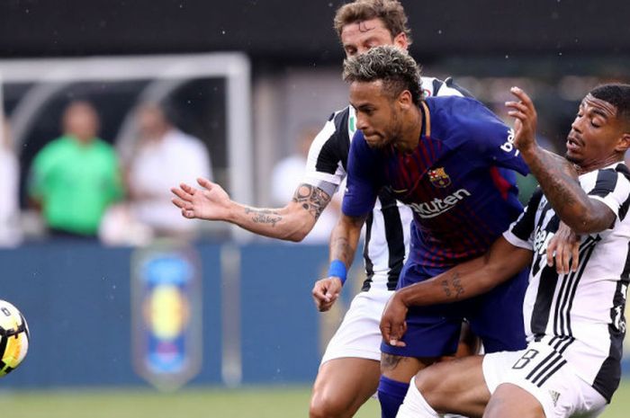 Aksi striker FC Barcelona, Neyamr, dalam laga International Champiosn Cup kontra Juventus di New York, Sabtu (22/7/2017)