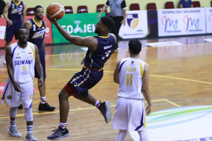 Pebasket Satya Wacana Salatiga, Maddarious Gibbs, tampil pada laga seri ketiga IBL Pertamax 2018-2019 melawan Bogor Siliwangi, di GOR Merpati, Denpasar, Bali, Sabtu (15/12/2018).