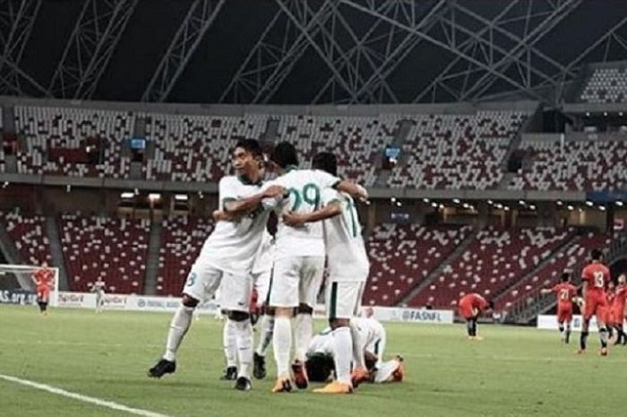 Sejumlah pemain Timnas U-23 Indonesia selebrasi setelah membobol gawang Timnas U-23 Singapura dalam uji coba di Stadion Nasional, Singapura, Rabu (21/3/2018) malam WIB. 