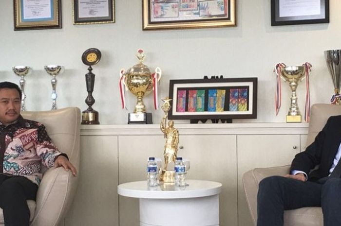 Menpora Imam Nahrawi (kiri), ketika mengadakan pertemuan dengan Managing Director Manor Racing, Abdulla Boulsien di Gedung Kemenpora, Jakarta, Kamis (11/2/2016).