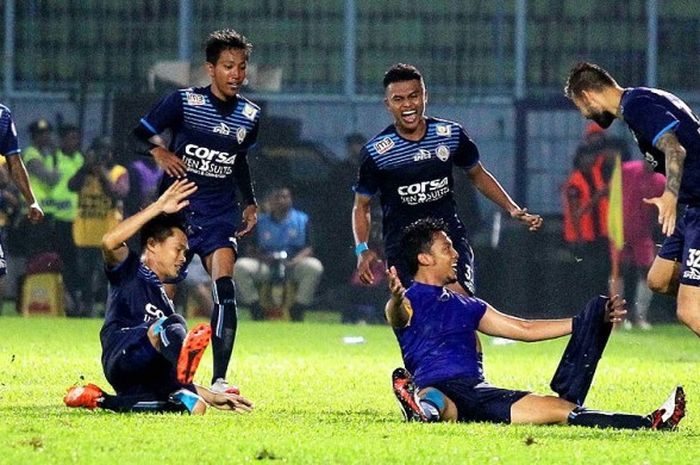 Gelandang Arema, Hamka Hamzah, merayakan gol bersama rekan setimnya saat melawan PS TNI  pada pekan ke-30 Torabika Soccer Championship 2016 di Stadion Kanjuruhan Malang, Jawa Timur (25/11/2016).