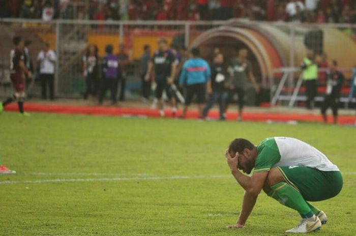 Dua pemain PSMS Medan sangat kecewa setelah dipastikan degradasi usai dihajar PSM Makassar dalam duel terakhir Liga 1 2018 di Stadion Andi Mattalatta, Kota Makassar, Minggu (9/12/2018) sore WIB.