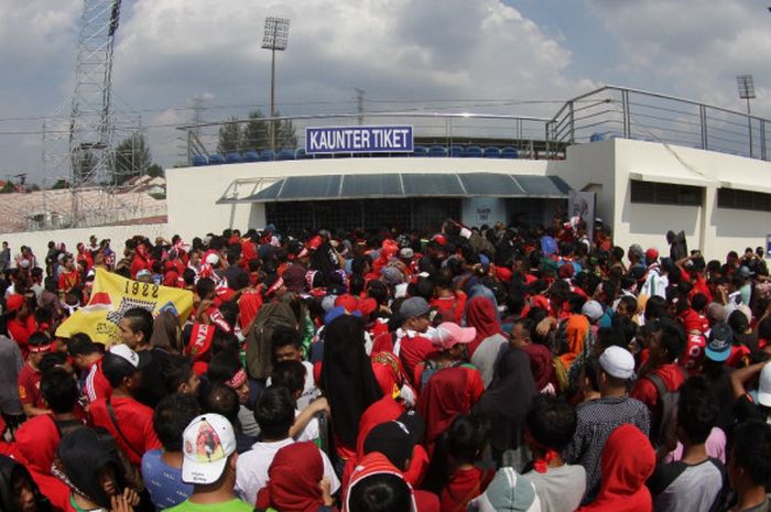 Suporter timnas U-22 jelang laga Indonesia kontra Timor Leste di Stadion MP Selayang, 20 Agustus 2017.