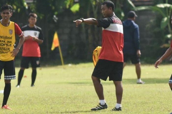 Pelatih sementara Bali United, Eko Purjianto (tengah) memberikan instruksi ke para pemainnya, Fadil Sausu (kiri) dan Taufiq dalam sesi latihan di lapangan Trisakti, Legian, Kamis (27/4/2017) pagi.