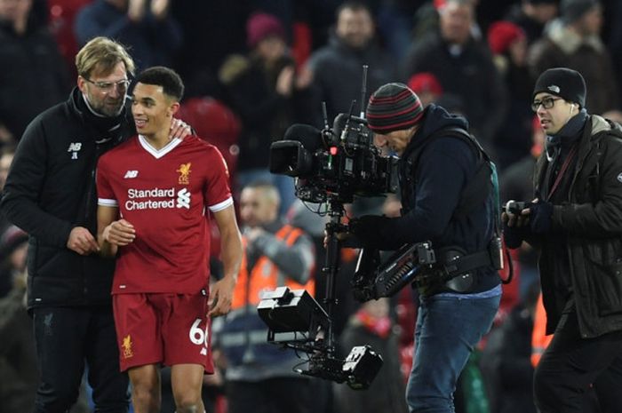 Manajer Liverpool FC, Juergen Klopp (kiri), berbincang dengan Trent Alexander-Arnold seusai laga Liga Inggris kontra Swansea City di Stadion Anfield, Liverpool, pada 26 Desember 2017.