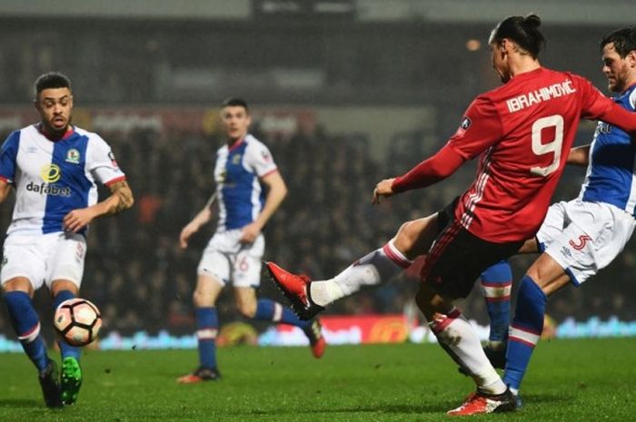 Aksi striker Manchester United, Zlatan Ibrahimovic (9), saat mencetak gol kemenangan tim ke gawang Blackburn Rovers dalam pertandingan babak 16 besar Piala FA 2016-2017 di Stadion Ewood Park, Blackburn, Inggris, pada Minggu (19/2/2017).