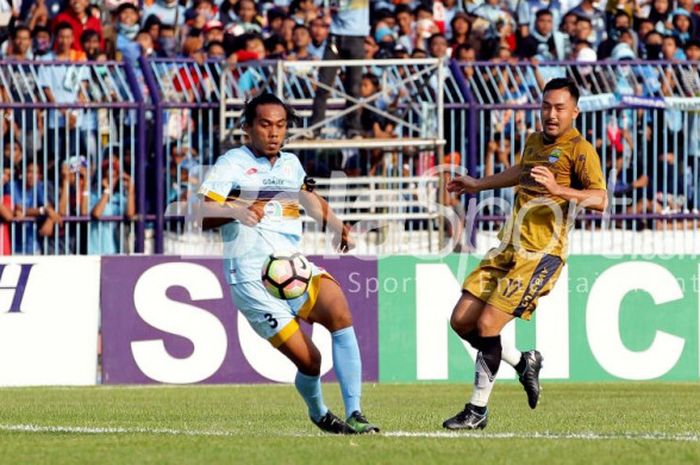 Pemain Persib, Shohei Matsunaga, dan pemain Persela, Samsul Arifin, beraksi pada laga Liga 1 di Stadion Surajaya, Lamongan, pada Minggu (22/10/2017).