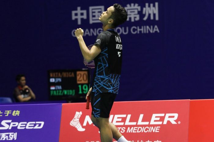 Pebulu tangkis tunggal putra nasional Indonesia, Anthony Sinisuka Ginting, melakukan selebrasi setelah memenangi poin atas lawannya, Lin Dan (China), pada laga babak kesatu turnamen China Open 2018,  Selasa (18/9/2018).