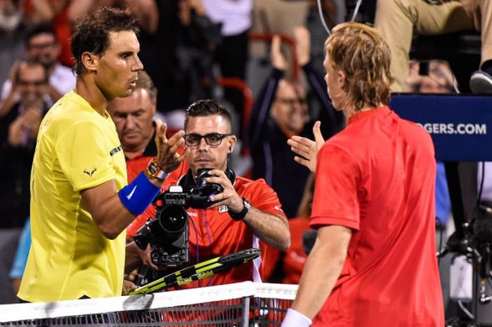 Petenis Spanyol, Rafael Nadal (kiri), menyalami lawannya, Denis Shapovalov (Kanada) setelah menelan hasil kalah 6-3, 4-6, 6-7(4) pada babak ketiga turnamen Rogers Cup di Uniprix Stadium, Montreal, Kanada, Kamis (11/8/2017) waktu setempat.