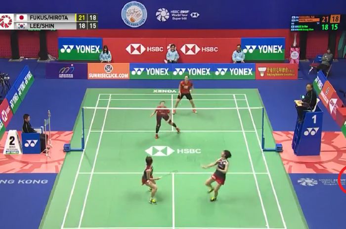 Raket Sayaka Hirota (lingkaran) tergeletak di pinggir lapangan saat final Hong Kong Open 2018.