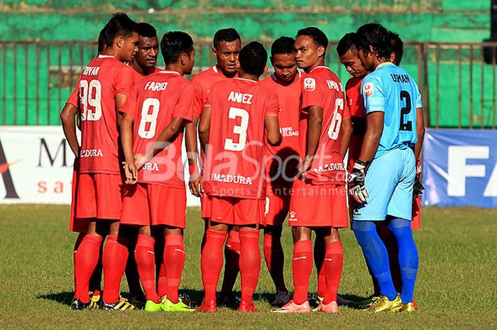 Pemain Madura FC bersiap memulai laga melawan Kalteng Putra pada pekan keempat Liga 2 2018 Grup Timur di Stadion A Yani Sumenep, Jawa Timur, Kamis (10/05/2018) sore.