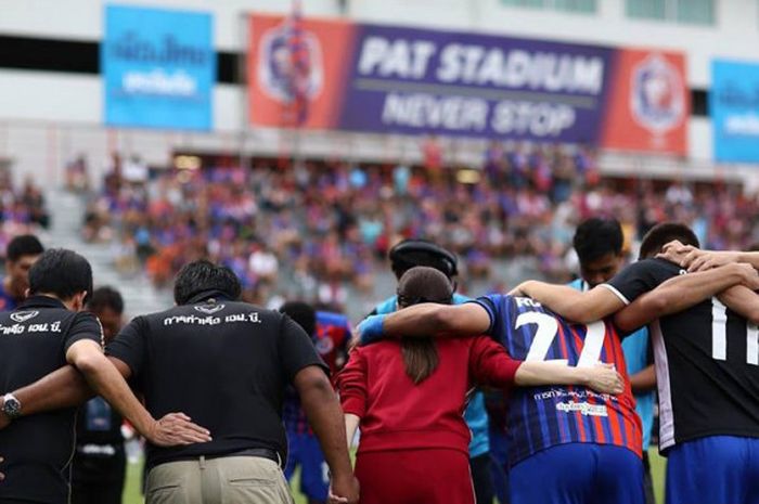 Pemain, pelatih, dan manajer Port FC berdoa sebelum memulai babak kedua saat menjamu Buriram United pada pekan ke-26 Liga Thailand 2018 di Stadion PAT, Bangkok, 5 Agustus 2018. 