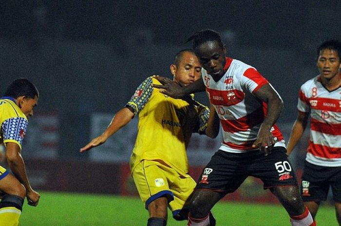 Aksi penyerang Madura United, Erick Weeks Lewis (50), saat melawan Barito Putera di Stadion Gelora Bangkalan, Bangkalan, Surabaya, pada Sabtu (27/08/2016).