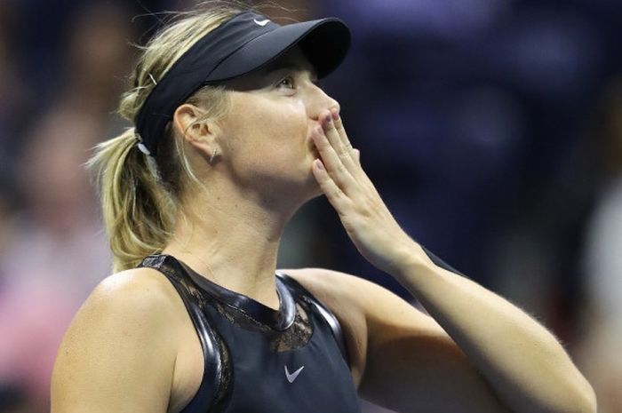 Petenis putri Rusia, Maria Sharapova, melakukan selebrasi setelah mengalahkan wakil tuan rumah, Sofia Kenin, pada babak ketiga turnamen AS Terbuka 2017 yang berlangsung di Arthur Ashe Stadium, Flushing Meadows, New York, Amerika Serikat, Jumat (1/9/2017) malam waktu setempat atau Sabtu pagi WIB. Sharapova menang dengan skor 7-5, 6-2.