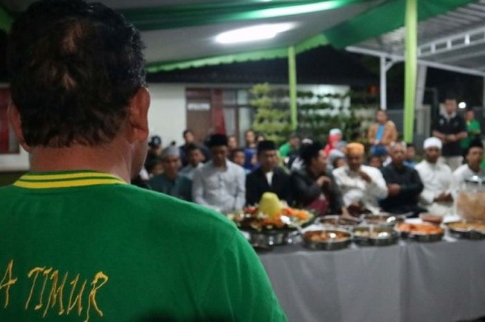 Suasana acara tumpengan KONI Jatim di sela-sela pagelaran PON Jawa Barat di Jalan Cibeuying, Kota Bandung, Minggu (25/9/2016).