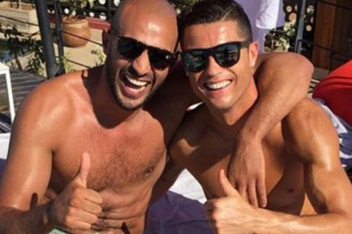 Bintang Real Madrid, Cristiano Ronaldo (kanan), berpose bersama teman dekatnya asal Maroko, Badr Hari. Untuk bertemu Badr Hari, Ronaldo hampir setiap sore terbang ke Maroko.