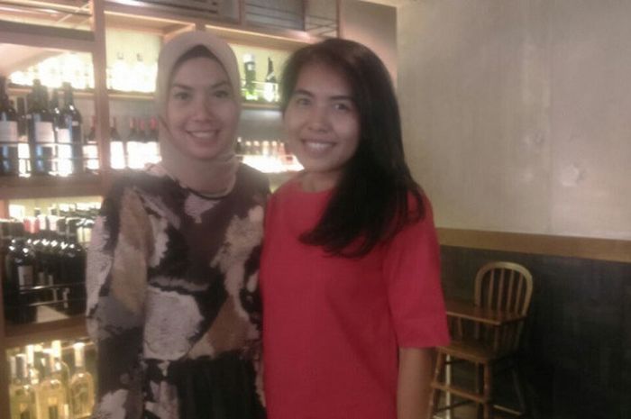 Pebulu tangkis ganda putri nasional, Nitya Krishinda Maheswari (kanan), berpose dengan mantan tunggal putri nasional, Adriyanti Firdasari dalam acara makan siang bersama para pebulu tangkis di restoran Yellow Fin, Jakarta, Minggu (10/9/2017).