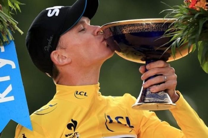Chris Froome Mencium Piala Tour De France 2017