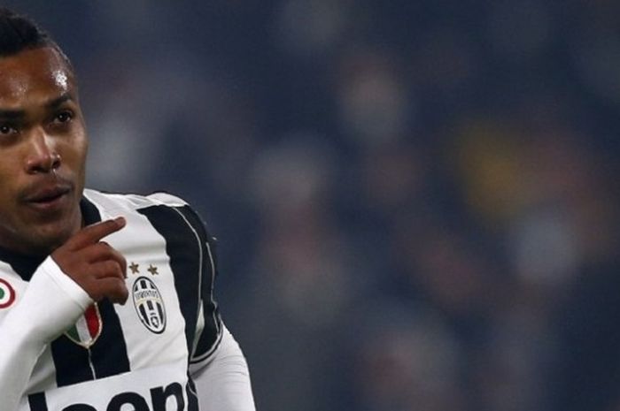 Bek sayap Juventus, Alex Sandro, merayakan gol yang dia cetak ke gawang Atalanta dalam lanjutan Serie A, di Stadion Juventus, 3 Desember 2016.