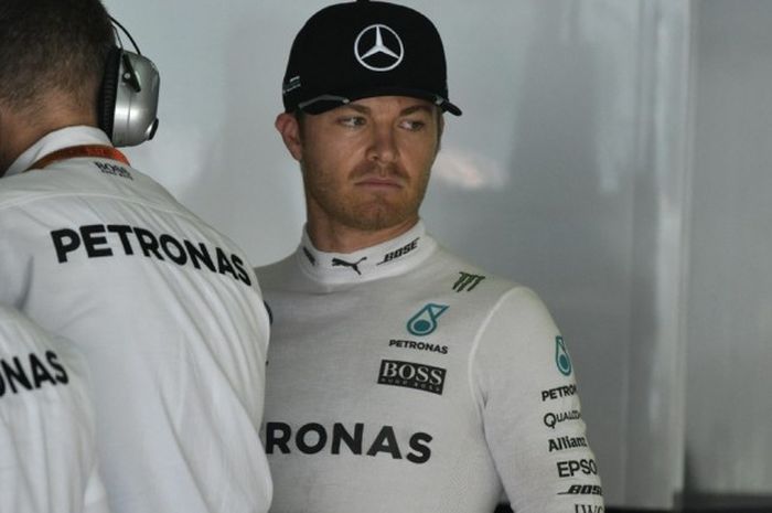 Pebalap Formula 1 (F1) yang membela tim Mercedes AMG Petronas F1, Nico Rosberg, berdiskusi dengan kru timnya sebelum menjalani sesi latihan kesatu GP Malaysia di Sirkuit Sepang, Jumat (30/9/2016).