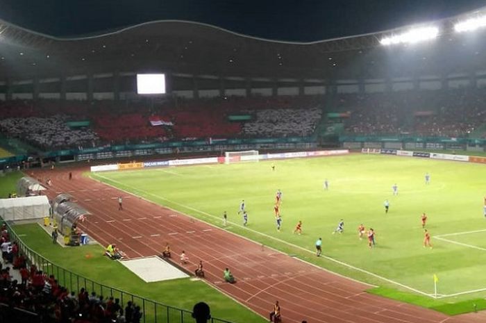 Pertandingan antara timnas U-23 Indonesia kontra timnas U-23 Taiwan tampak dari Stadion Patriot Chandrabhaga, Kota Bekasi pada Minggu (12/8/2018).