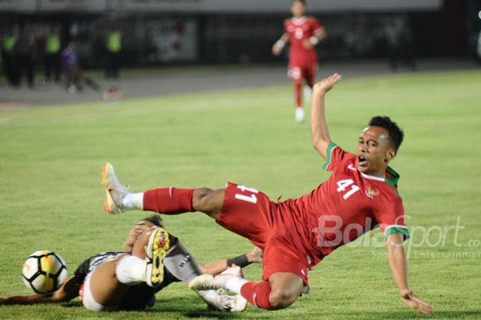 Aksi penyerang timnas U-23 Indonesia, Irfan Jaya (kanan), dalam laga uji coba melawan Bali United di Stadion Kapten I Wayan Dipta, Gianyar, Selasa (31/7/2018).