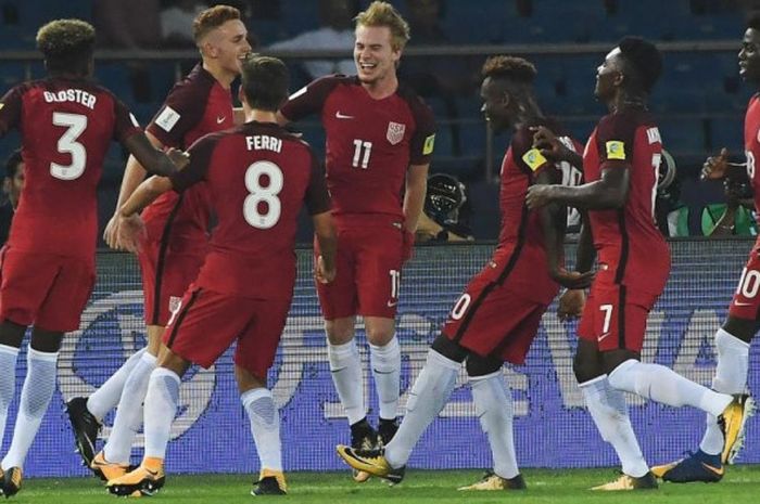 Para pemain timnas Amerika Serikat merayakan gol mereka ke gawang India dalam partai fase grup Piala Dunia U-17 di New Delhi, India, 6 Oktober 2017.