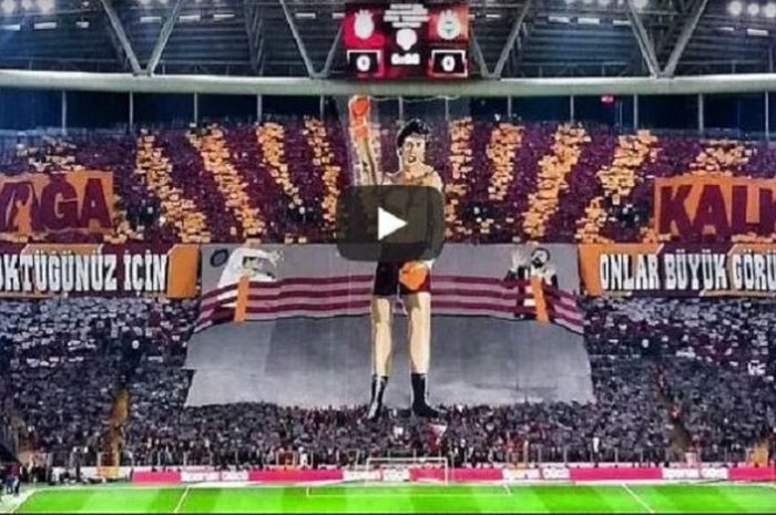 Aksi suporter Galatasaray di laga derbi Istambul