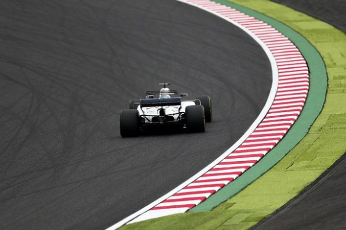 Pebalap Formula 1 asal Inggris, Lewis Hamilton, memacu mobil pada hari pertama GP Jepang yang berlangsung di Sirkuit Suzuka, Jumat (6/10/2017).