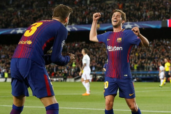 Bek FC Barcelona, Gerard Pique (kiri), merayakan golnya bersama Sergi Roberto dalam laga leg pertama perempat final Liga Champions kontra AS Roma di Stadion Camp Nou, Barcelona, Spanyol pada 4 April 2018.