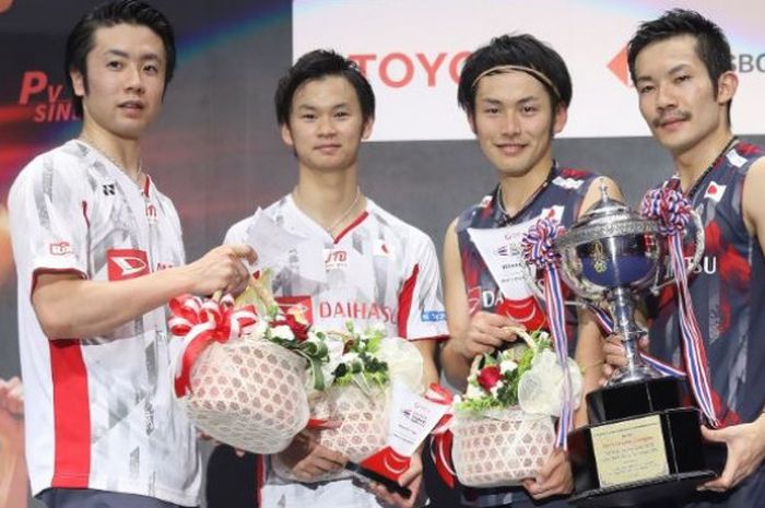 Dua pasangan ganda putra Jepang, Hiroyuki Endo/Yuta Watanabe (kiri) dan Takeshi Kamura/Keigo Sonoda, berpose bersama di atas podium kampiun.