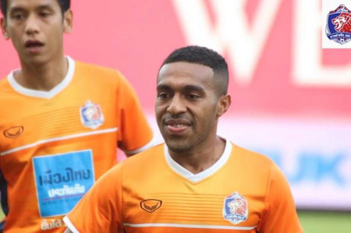    Winger Terens Puhiri melakukan pemanasan jelang laga Port FC kontra tuan rumah Bangkok United pad