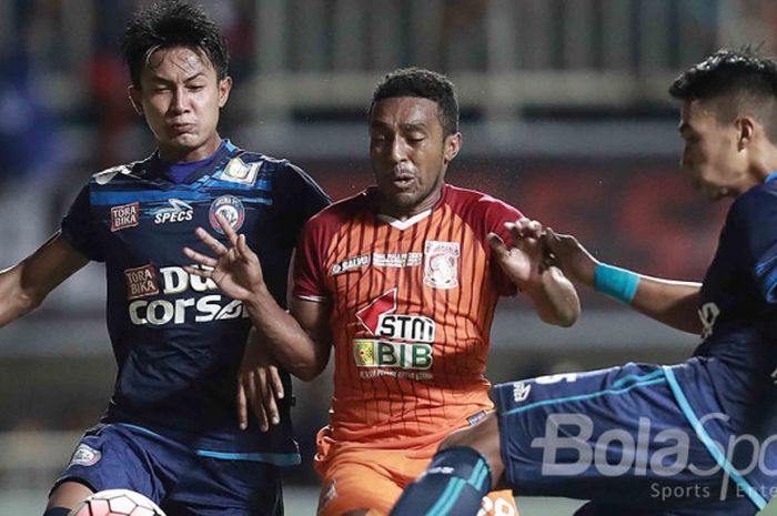 Terens Puhiri (Borneo FC) diapit dua pemain Arema FC.