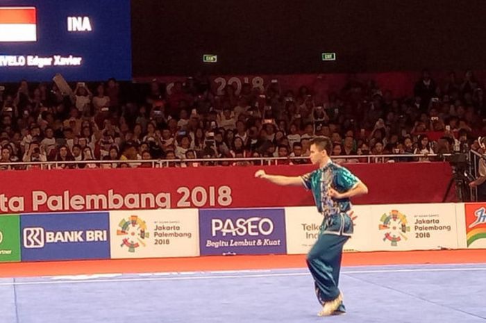 Atlet wushu Indonesia, Edgar Xavier Marvelo, tampil dalam kelas Cangquan Putra Asian Games 2018 di Jiexpo, Kemayoran, Minggu, 19 Agustus 2018.