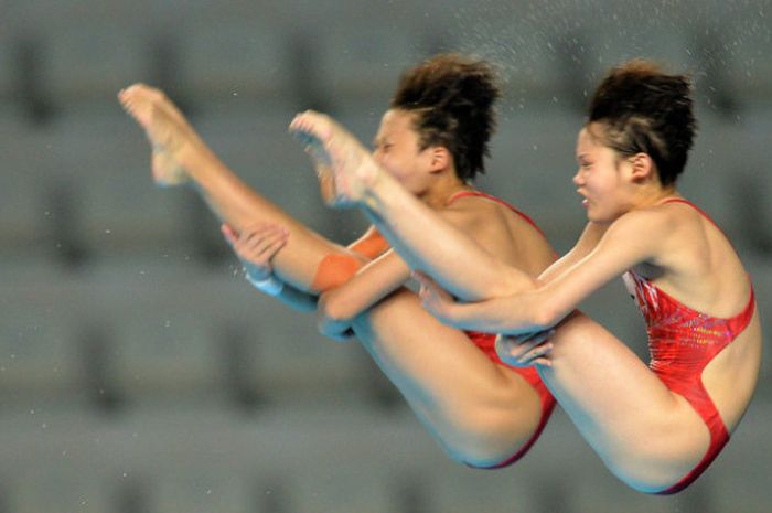 Atlet loncat indah putri Cina Zhang Jiaqi dan Zhang Minjie melakukan loncatan pada final nomor Loncat Indah 10 meter Sinkronisasi Asian Games ke-18 tahun 2018 di Aquatic Center, Gelora Bung Karno, Senayan, Jakarta, Selasa (28/8). 