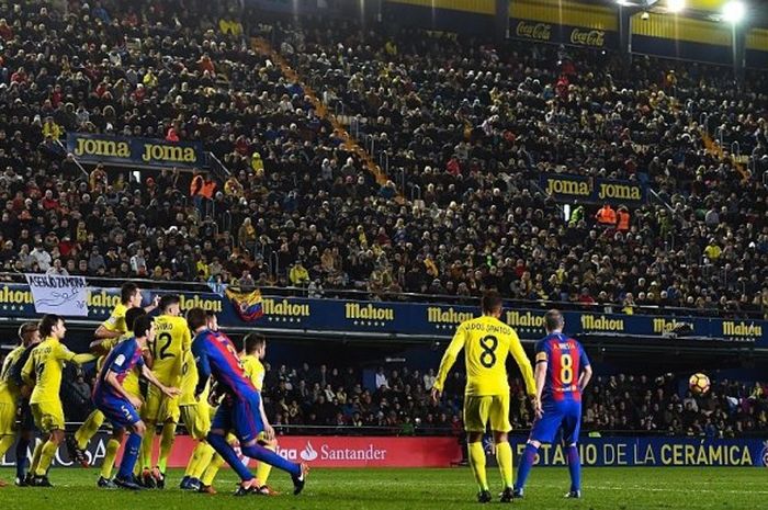 Ikon FC Barcelona, Lionel Messi (kanan), mencetak gol dengan tendangan bebas ke gawang Villarreal dalam pertandingan La Liga di Stadion El Madrigal, Villarreal, Spanyol, 8 Januari 2017.