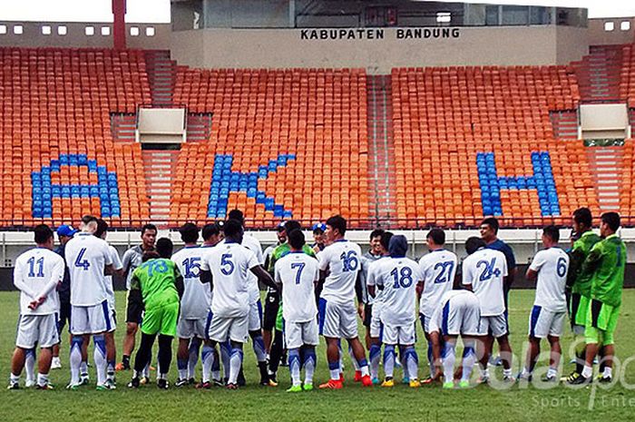   Latihan terakhir Persib Bandung di Stadion si Jalak Harupat Kabupaten Bandung sebelum direnovasi, Minggu (14/1/2018).  