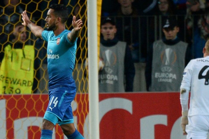 Striker Arsenal, Theo Walcott (kiri), merayakan gol yang dia cetak ke gawang BATE Borisov dalam laga Grup H Liga Europa di Stadion Borisov-Arena, Barysaw, Belarus, pada 28 September 2017.