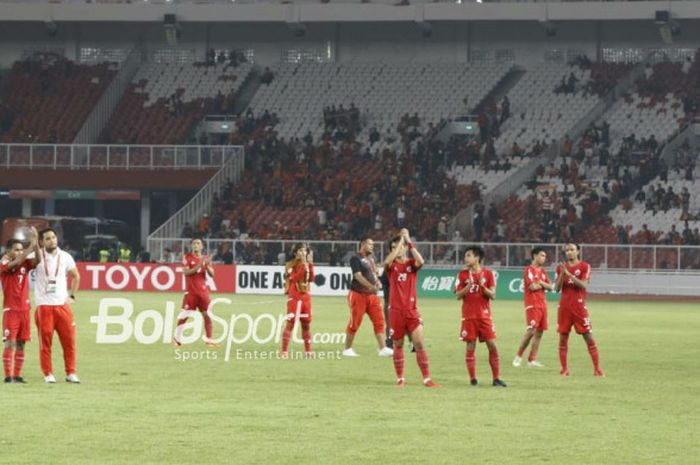                     Para pemain Persija Jakarta bertepuk tangan kepada para suporter seusai laga semifinal leg 2 zona ASEAN Piala AFC 2018 kontra Home United  di Stadion Utama Gelora Bung Karno, Jakarta, Selasa (15/5/2018) malam WIB.                    