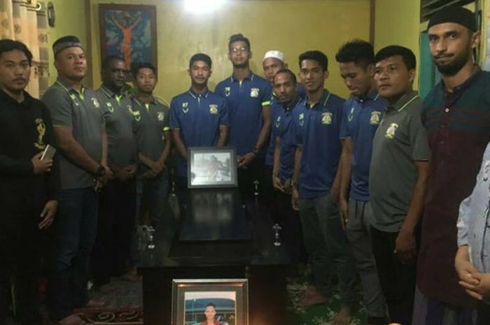Perwakilan manajemen, pelatih, pemain, dan ofisial, Jumat (22/6/2018) malam tadi melayat ke rumah duka Almarhum Rizky Joni Falar, salah satu anggota Balikpapan Suporter Fanatik (Balistik).
