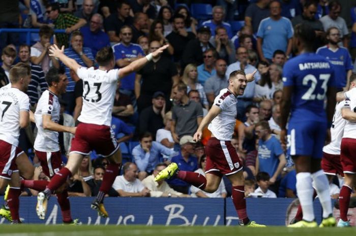 Striker Burnley, Sam Vokes, merayakan gol yang ia cetak ke gawang Chelsea dalam partai Liga Inggris antara Chelsea dan Burnley di Stamford Bridge, London, 12 Agustus 2017.