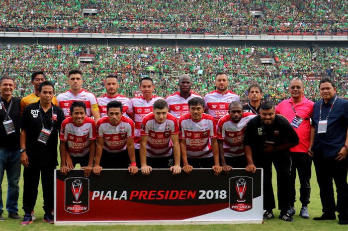 Skuat Madura United bersama oficial saat sesi foto sebelum laga melawan Persebaya di Stadion Gelora Bung Tomo, Minggu (28/1/2018)