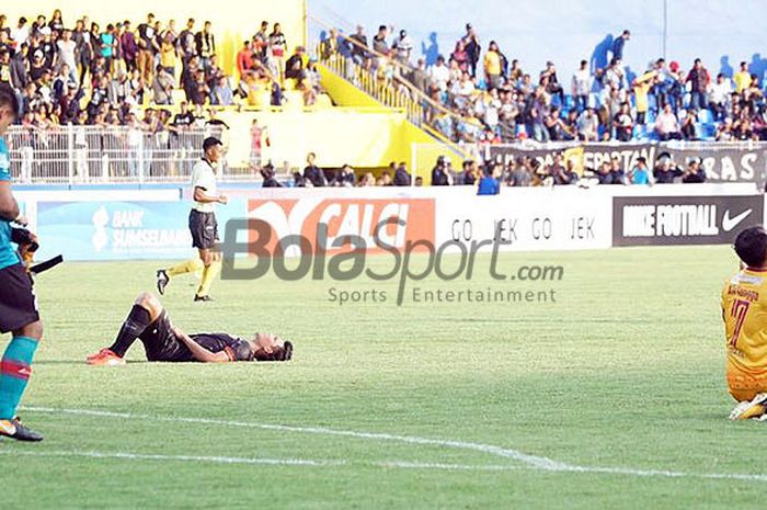 Kapten tim Sriwijaya, Yu Hyun Koo, mengucapkan syukur usai pertandingan melawan Persija Jakarta, dalam pertandingan Liga 1 Gojek Traveloka 2017 pekan ke-28 di Stadion Bumi Sriwijaya FC.