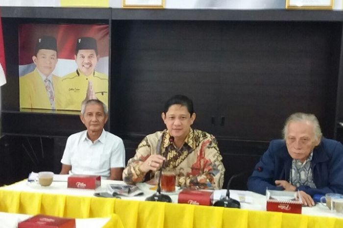 Ketua Bidang Bola Voli Pantai PP PBVSI Slamet Mulyanto (kiri) dalam acara konferensi pers Kejurnas Junior Bola Voli Pantai 2017 dan  Indonesia Open Sirkuit Nasional 2017 seri III di Bandung, Jawa Barat, Rabu (15/11/2017).