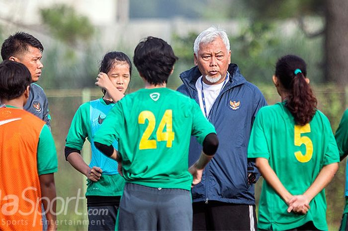 Pelatih timnas putri Indonesia, Satia Bagdja Ijatna, memberi arahan dalam sesi latihan di National Youth Training Centre (NYTC) Sawangan, Depok, Jawa Barat, Selasa (6/3/2018) pagi.