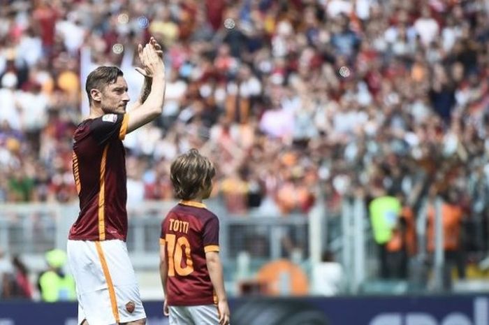 Kapten AS Roma, Francesco Totti (kiri), memberikan apresiasi kepada fans usai melakoni laga Serie A kontra Chievo di Olimpico Stadium, Roma, Italia, 8 Mei 2016.