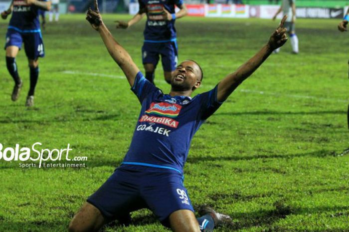 Selebrasi penyerang Arema FC, Thiago Fortuoso, seusai membobol gawang Persela Lamongan dalam pertandingan Piala Presiden 2018 di Stadion Gajayana, Malang, Sabtu (20/1/2018). 